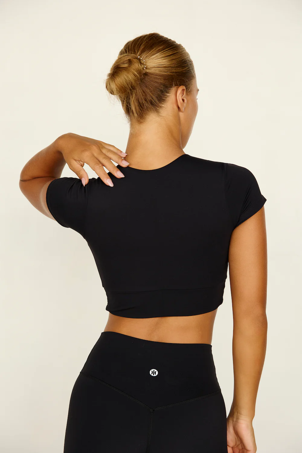 Astoria LIVE LUXE Front Crossed Quarter-Sleeve Crop - Black - Image 4